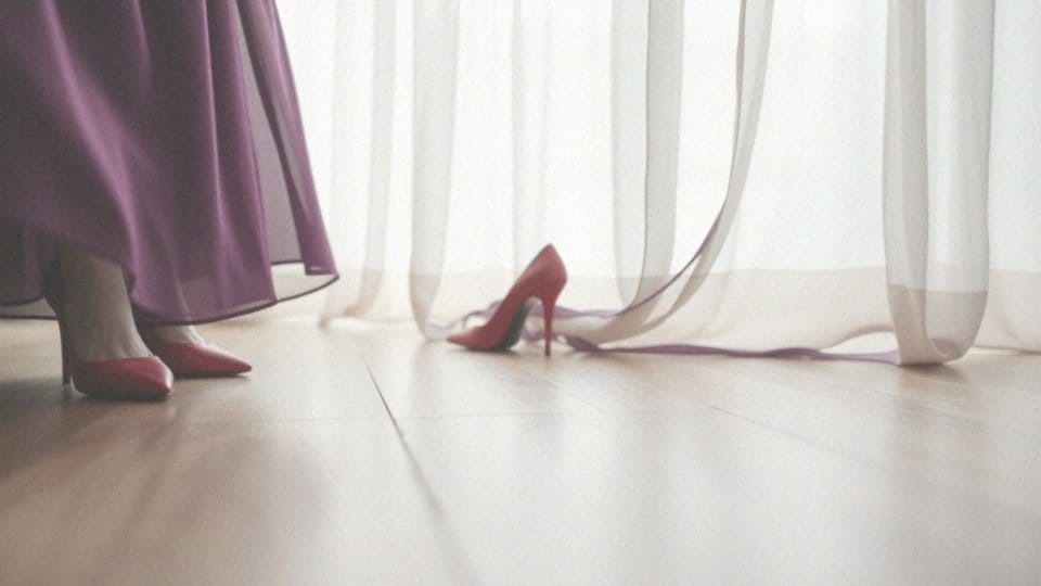 Jakie buty w odcieniach czerwieni zwracają uwagę przy fioletowej sukience?