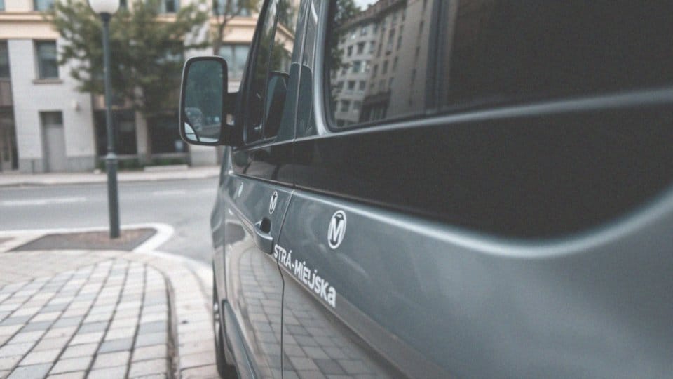 Jakie procedury obowiązują przy zatrzymaniu samochodu przez straż miejską?