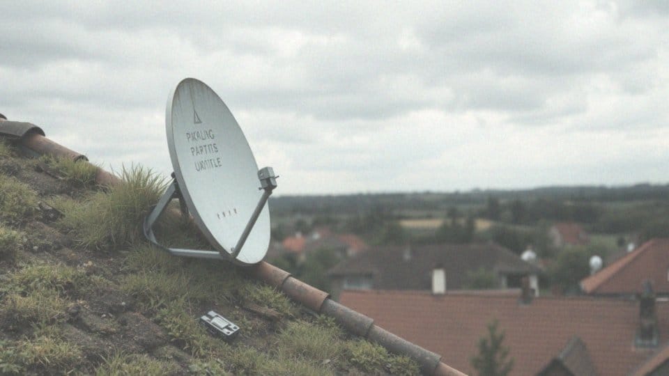 Jakie parametry ustawienia anteny zależą od lokalizacji odbiorcy?