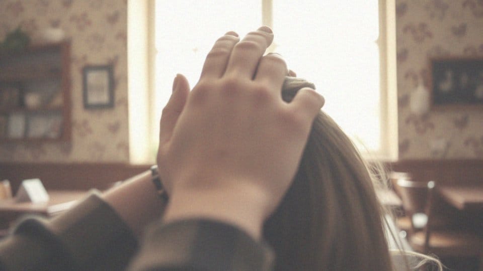 Głaskanie po głowie co oznacza? Zrozumienie gestu i jego znaczenia