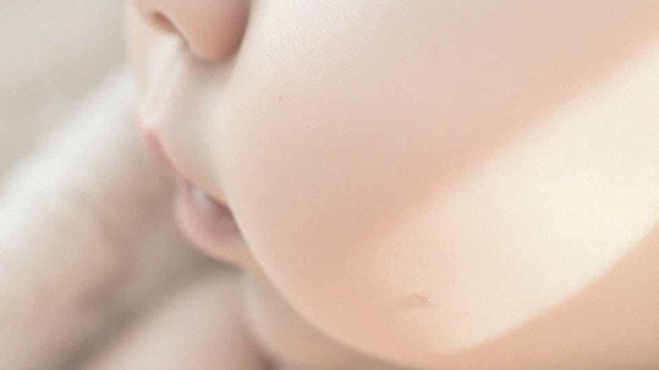 Pojedyncze czerwone krostki u niemowlaka – przyczyny i pielęgnacja